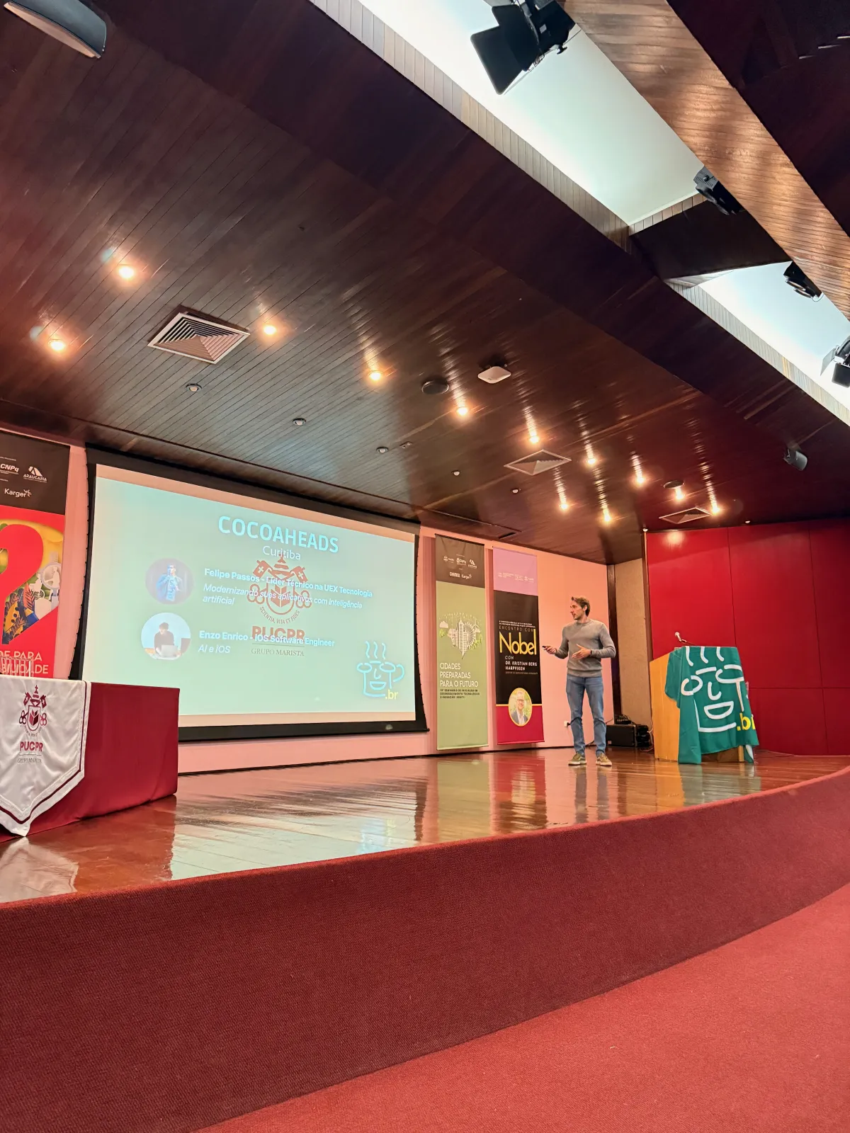 Palestrante no palco de um auditório