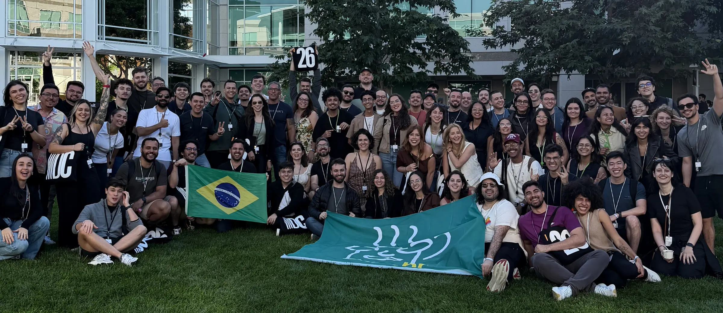 Comunidade CocoaHeads Brasil reunida com a bandeira do Brasil